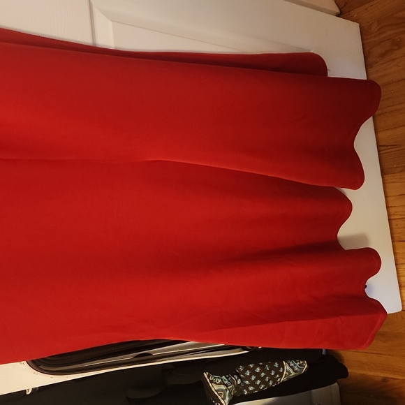 Red Gown - Picture 4 of 4